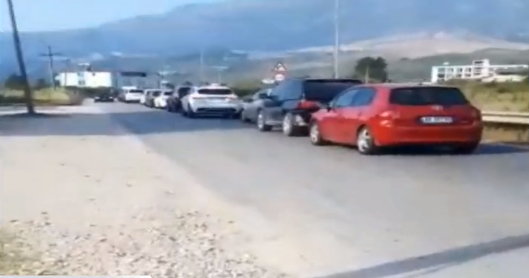 Trafiku, “gangrena” e fundjavës në verë/ Makinat ngecin për orë të tëra në aksin Orikum-Vlorë