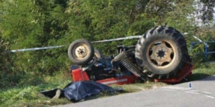 Traktori përfundon në kanal, humb jetën pasagjeri