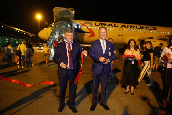 Në Rinas u ul avioni i parë charter me rusë/ Moska: Shqipëria hapi kufijtë, vaksina jonë e ndihmoi