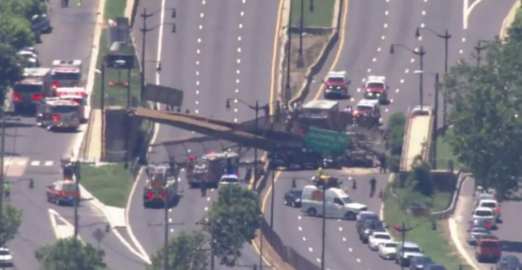 VIDEO/ Shembet një mbikalim në SHBA, zë poshtë disa makina