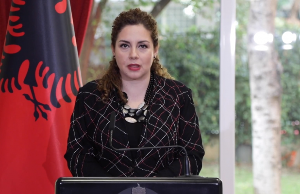 Xhaçka: Kemi kërkuar nga Mbretëria e Bashkuar heqjen e lajmit se Shqipëria do pranojë emigrantë e Anglisë