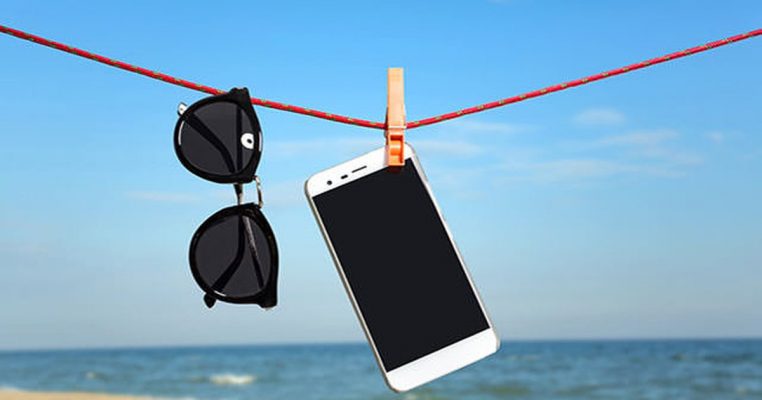Mbrojeni celularin në plazh nga këto 3 rreziqe