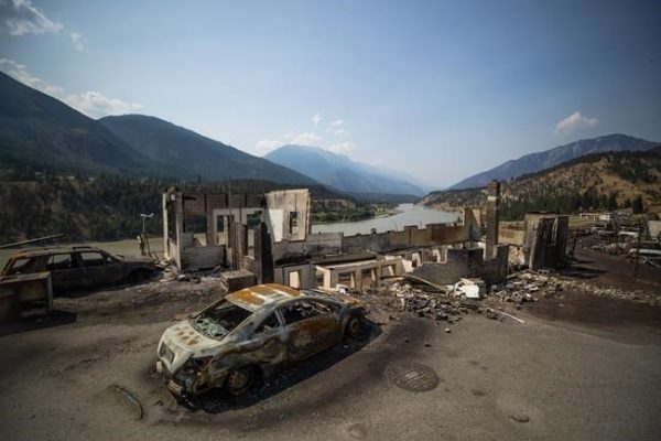 “Tornado” zjarri në Kaliforni/ Digjet një qytet i tëri në Kanada