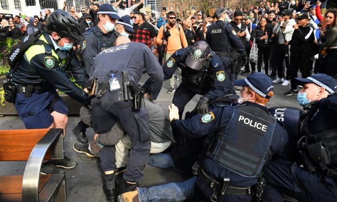 Protesta anticovid në Australi/ Përplasje me policinë, shumë të arrestuar