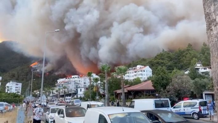VIDEO/ Turqia po digjet, 4 viktima deri tani, evakuohen hotelet me turistë në Antalia