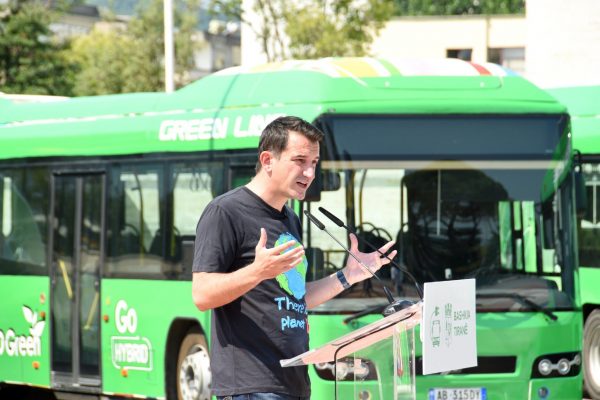 Kangjellat mbrojtëse anash rrugëve, Veliaj: “Mbrojnë jetë por gjykata na urdhëron t’i heqim, vendime skandaloze të lobuara nga lokalet e lavazhet