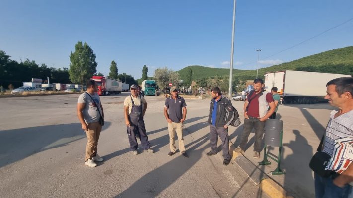 Punëtorët shqiptarë, dy ditë pritje për të hyrë në Maqedoninë e Veriut: Fëmijët duan bukë, na lini të punojmë