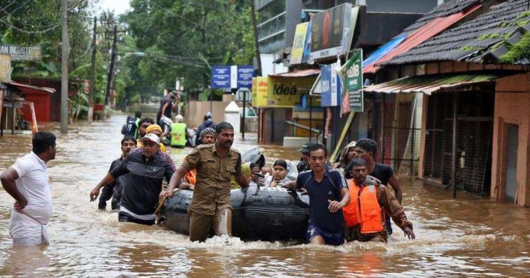 Përmbytje masive edhe në Indi, reshjet dhe stuhitë shkaktojnë dhjetëra viktima