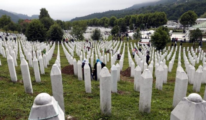 Masakra e Srebrenicës/ 26 vjet nga vrasja e mbi 8 mijë burrave e djemve muslimanë