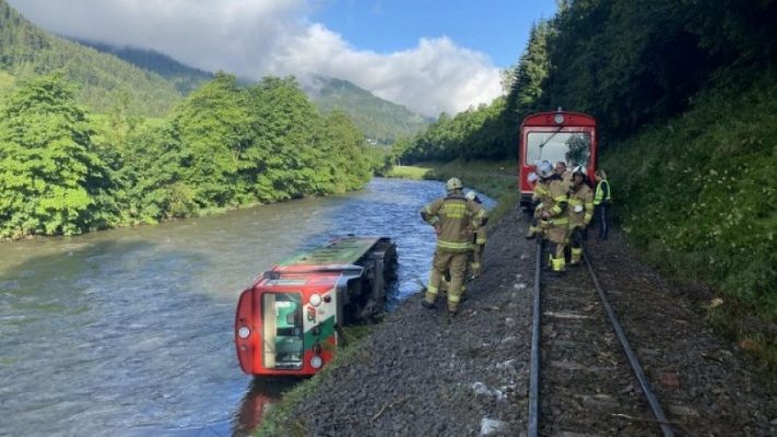 Treni del nga shinat dhe bie në lumë, plagosen disa nxënës