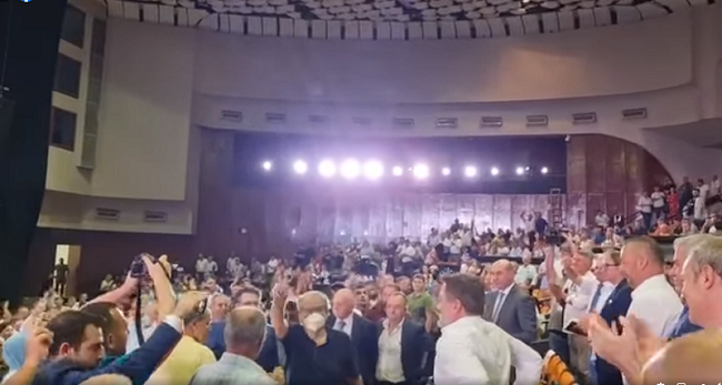 Berisha “sfidon” Bashën/ E presin me ovacione të mëdha në Kuvendin Kombëtar (VIDEO)