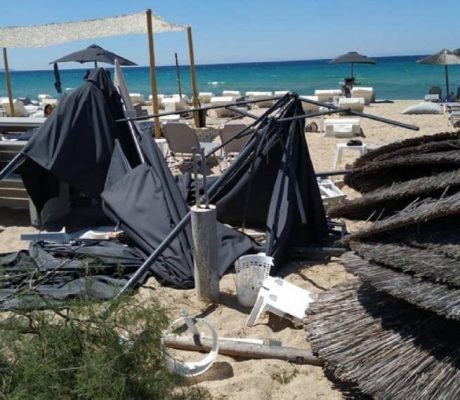 Tornado me rërë godet plazhin në Greqi