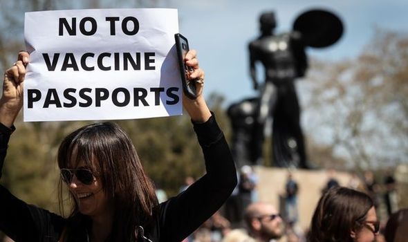 “Jo pasaportës së vaksinës”/ Tubime masive edhe në Britani dhe Izrael