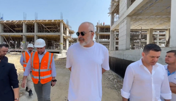 Rama inspekton rindërtimin e shkollave dhe kopshteve në Durrës