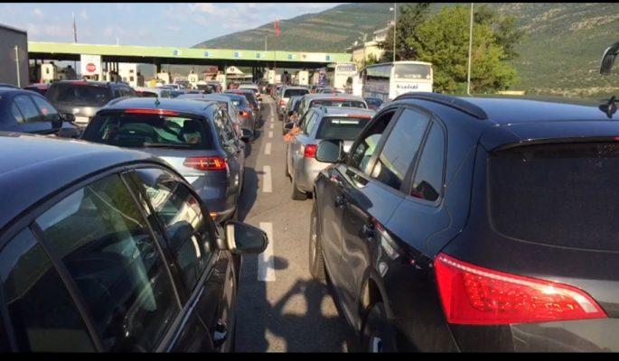 Mijëra automjete me pushues drejt Shqipërisë, radhë e gjatë në Morinë