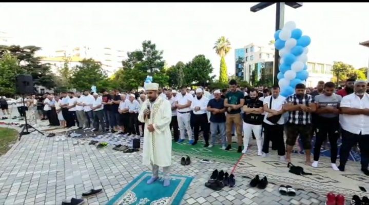 Falet Kurban Bajrami në Vlorë, Myftiu thirrje për më shumë harmoni mes njerëzve