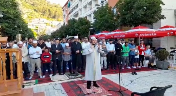 Berat/ Kurban Bajrami falet në pedonale, Myftiu: Të ndihmojmë njerëzit në nevojë