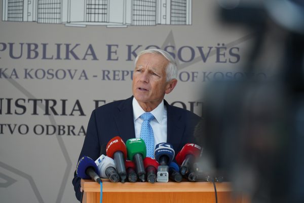 Gjenerali Clark në Kosovë, reagon Vuçiç: Ata s’do të bëjnë kurrë një ushtri të fortë 