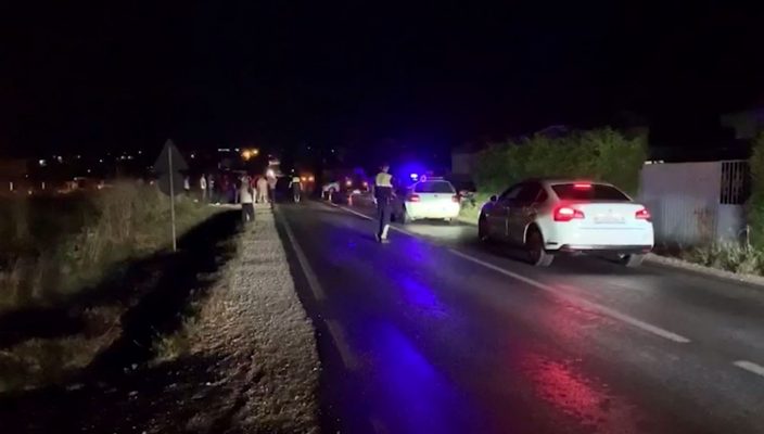 BMW “fluturon” jashtë rruge/ Vdesin djali dhe vajza adoleshente në Shkodër