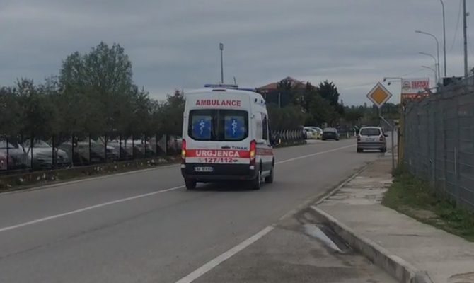 Përplasen dy makina në Tiranë/ Aksidentohet këmbësorja që po kalonte rrugën