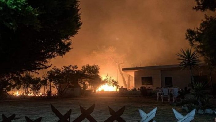 “Luftë” me flakët në ishullin grek Kios/ Evakuohen tre fshatra