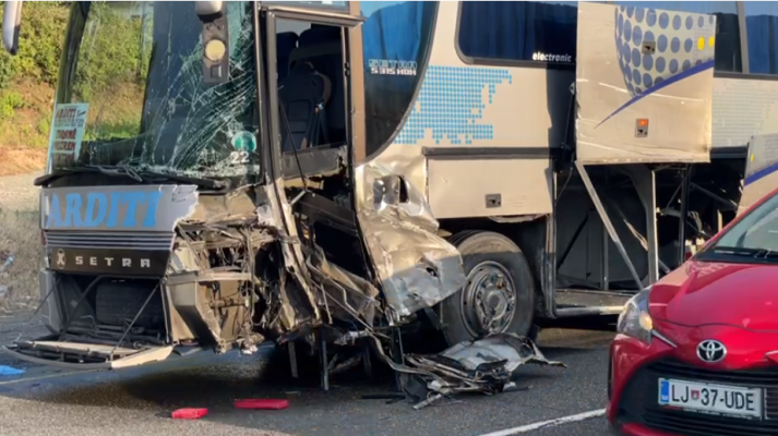 Autobuzi përplaset me një “Range Rover”, vdes shoferi