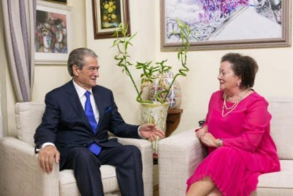 Ditë feste në familjen Berisha/Ish-kryeministri uron gruan për 50-vjetorin e martesës dhe ditëlindjen