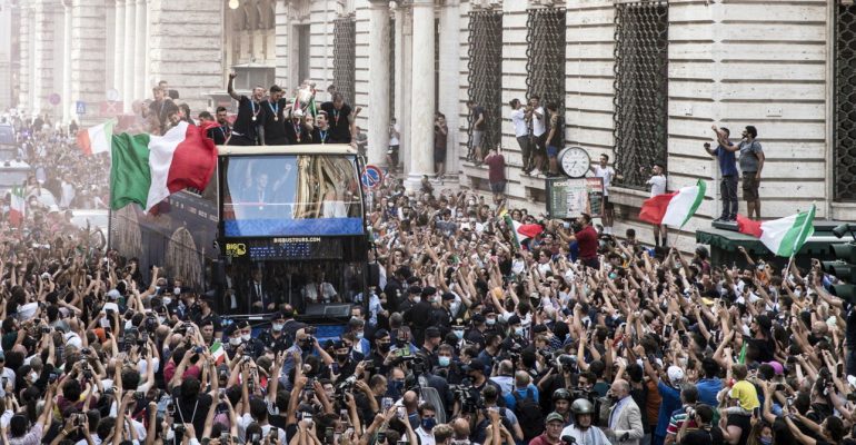 Festë e madhe në rrugët e Romës/ Italia pritet nga Presidenti dhe Kryeministri