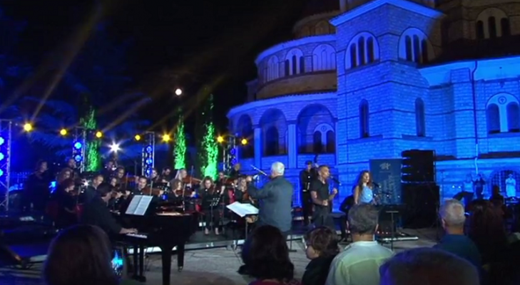 Muzika greke “ndez” Korçën/ Janis Belonis kthen në art këngët tradicionale të vendit fqinjë