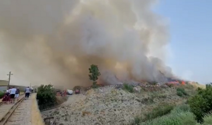 Tymi i plehrave mbulon Fierin, zjarret përhapen në fushën e mbeturinave