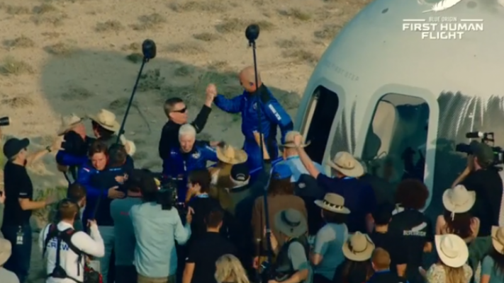 Përfundojnë 11 minutat e Bezos në hapësirë, miliarderi kthehet në Tokë (Video)