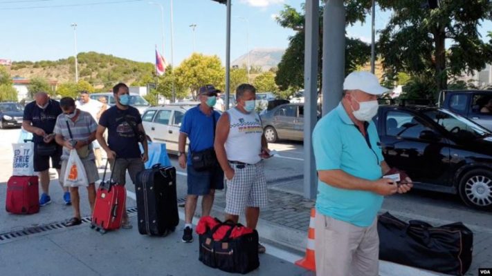 Dhjetëra punëtorë shqiptarë nuk lejohen të kalojnë drejt Maqedonisë së Veriut