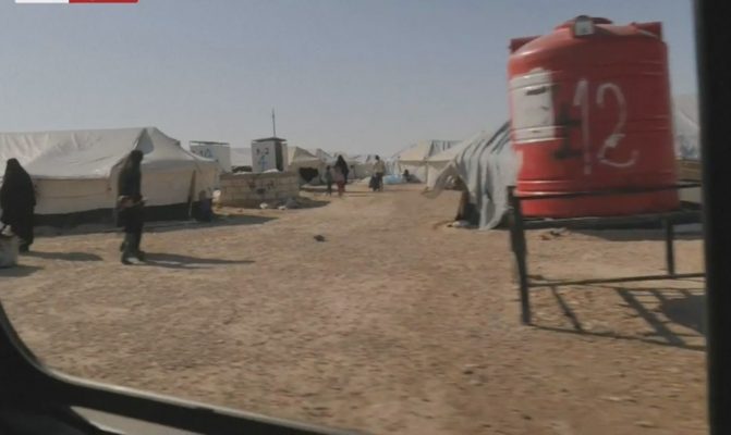 5 gra dhe tre fëmijë shqiptarë riatdhesohen nga Siria, gazetari i NBC nxjerr foton