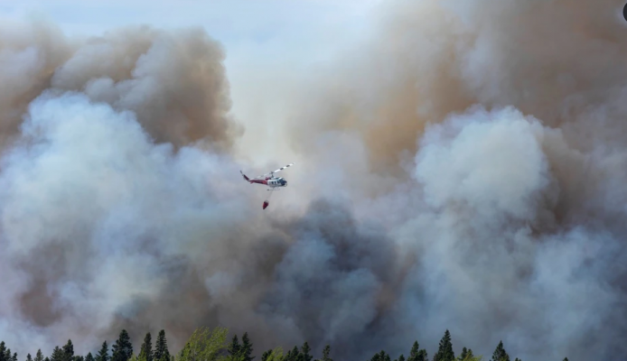 Kanadaja përballet me zjarre/ Fshatra të shkrumbuar dhe njerëz që braktisin shtëpitë
