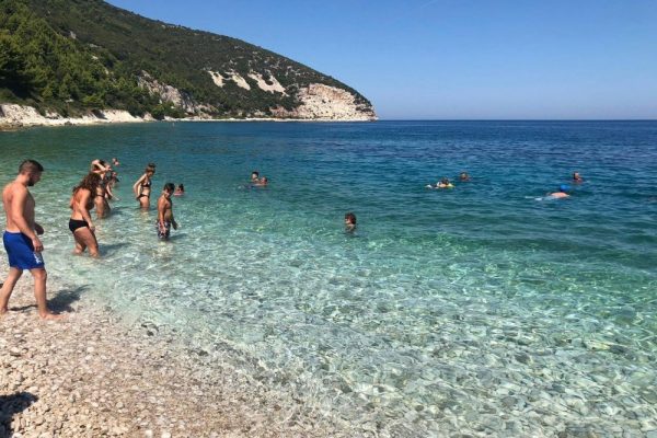 “Një milionë turistë në gusht”/ Klosi: Shqipëria e hapur plotësisht dhe e sigurtë