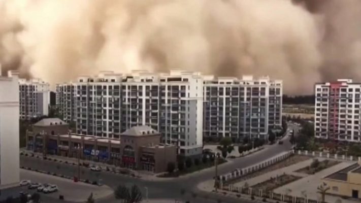 VIDEO/ Stuhia e rërës “mbërthen” një qytet në Kinë