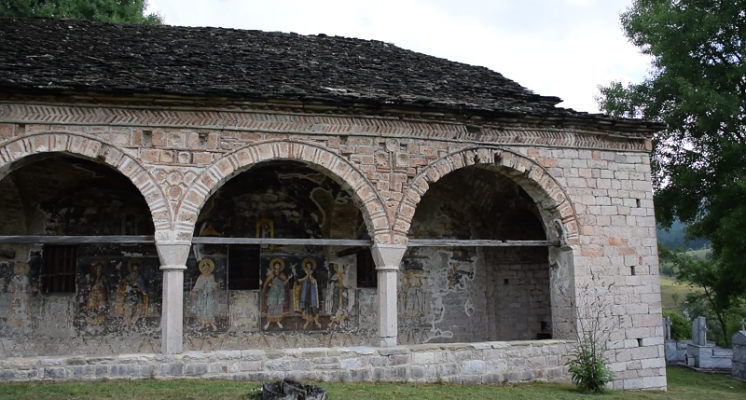 Shembet çatia e Kishës së “Shën Thanasit” në Voskopojë