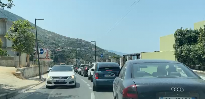 Trafik kilometrik në Vlorë, fundjava sjell vështirësi në qarkullimin e automjeteve  