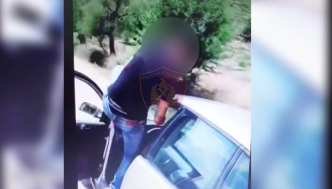 Çmenduri në Tepelenë/ Policia shoqëron shoferin që hipi mbi makinë për një video në Tik-Tok