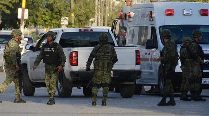 Grupi i armatosur bastis qytetin në Meksikë, rrëmben 21 persona