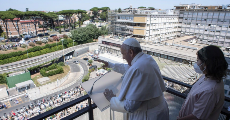 Papa shfaqet në publik pas operacionit, falenderon nga spitali besimtarët për lutjet