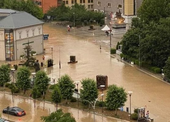 Stuhia godet edhe Kosovën/ Reshjet e shiut përmbytin Prishtinën