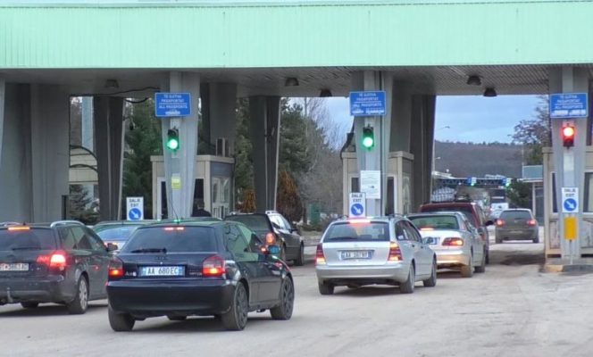 Fluks i lartë hyrjesh në kufi, emigrantët kthehen në Shqipëri për pushime