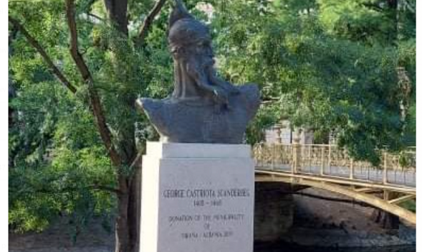 “Skënderbeu i bashkohet Huniadit”/ Statuja e heroit tonë vendoset në parkun qendror të Budapestit