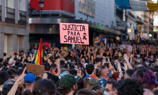 Infermieri homoseksual u rrah për vdekje/ Spanjollët “vërshojnë” në rrugë