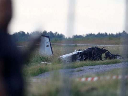 Nëntë persona vdesin pas rrëzimit të një aeroplani në Suedi