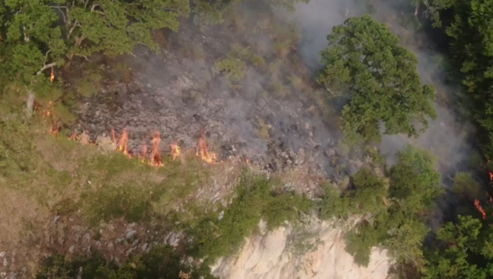 Zjarri shkrumbon pyjet në Tragjas, zjarrëfikësit rrezikojnë jetën