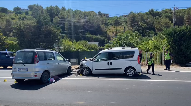 Përplasen tre makina në aksin Lezhë-Shkodër, disa të plagosur