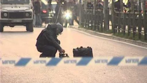 Valixhe e braktisur në mes të Tiranës, alarmohet policia, vendos perimetrin e sigurisë