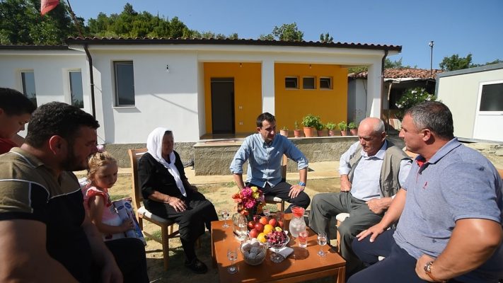 Rindërtimi/ Veliaj viziton familjen Dumi në Vaqarr: Do sigurohemi që secili të hyjë në një shtëpi më të mirë